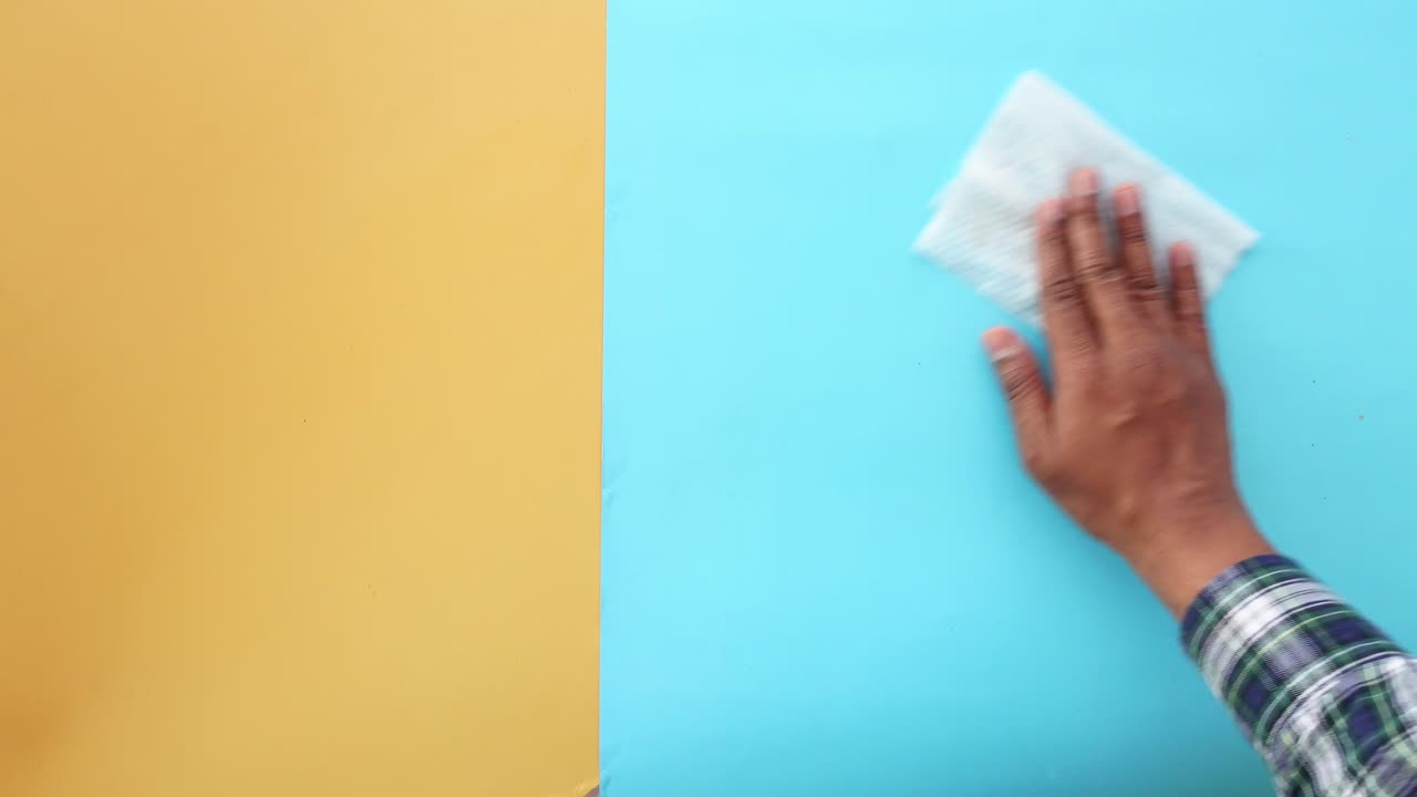 limpieza de una superficie con un paño