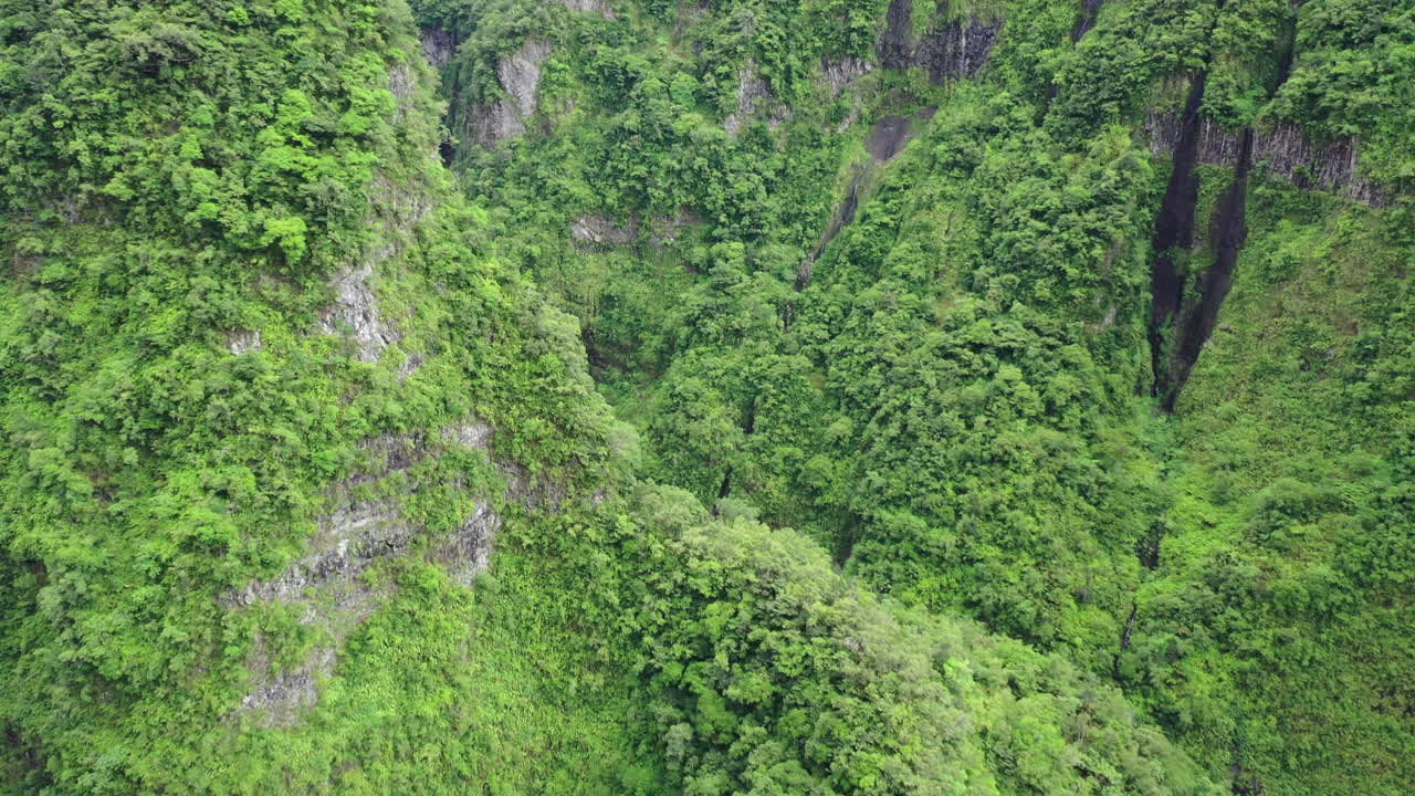 vuelo sobre el escarpado paisaje de barrancos alrededor de las cascadas de takamaka en el río marsouins, isla de la reunión