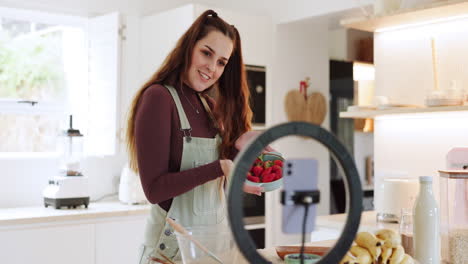 donna, frutta e telefono per il live streaming di cibo