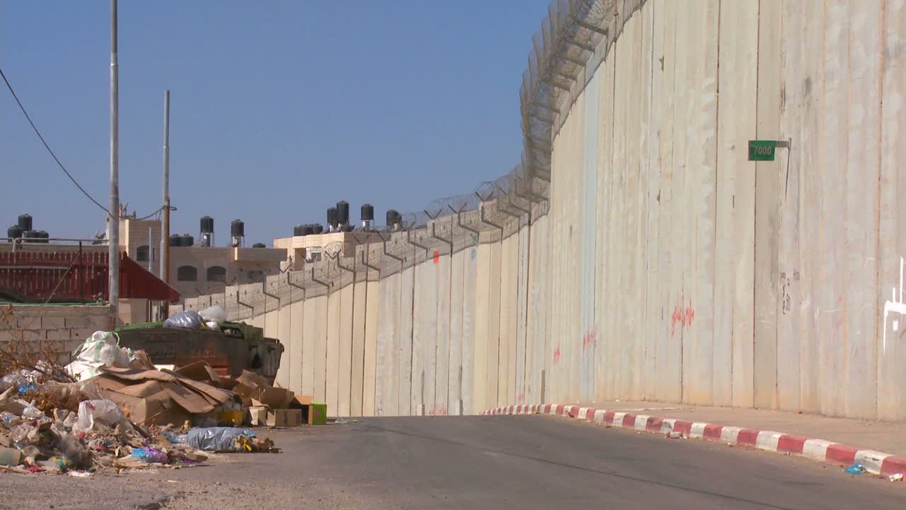 Rifiuti e immondizia si accumulano lungo la base della nuova Barriera della Cisgiordania tra Israele e i territori palestinesi