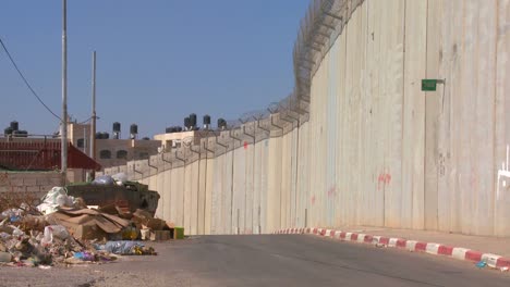 Müll-Und-Müll-Sammeln-Sich-Entlang-Der-Basis-Der-Neuen-Westbank-Barriere-Zwischen-Israel-Und-Den-Palästinensischen-Territorien