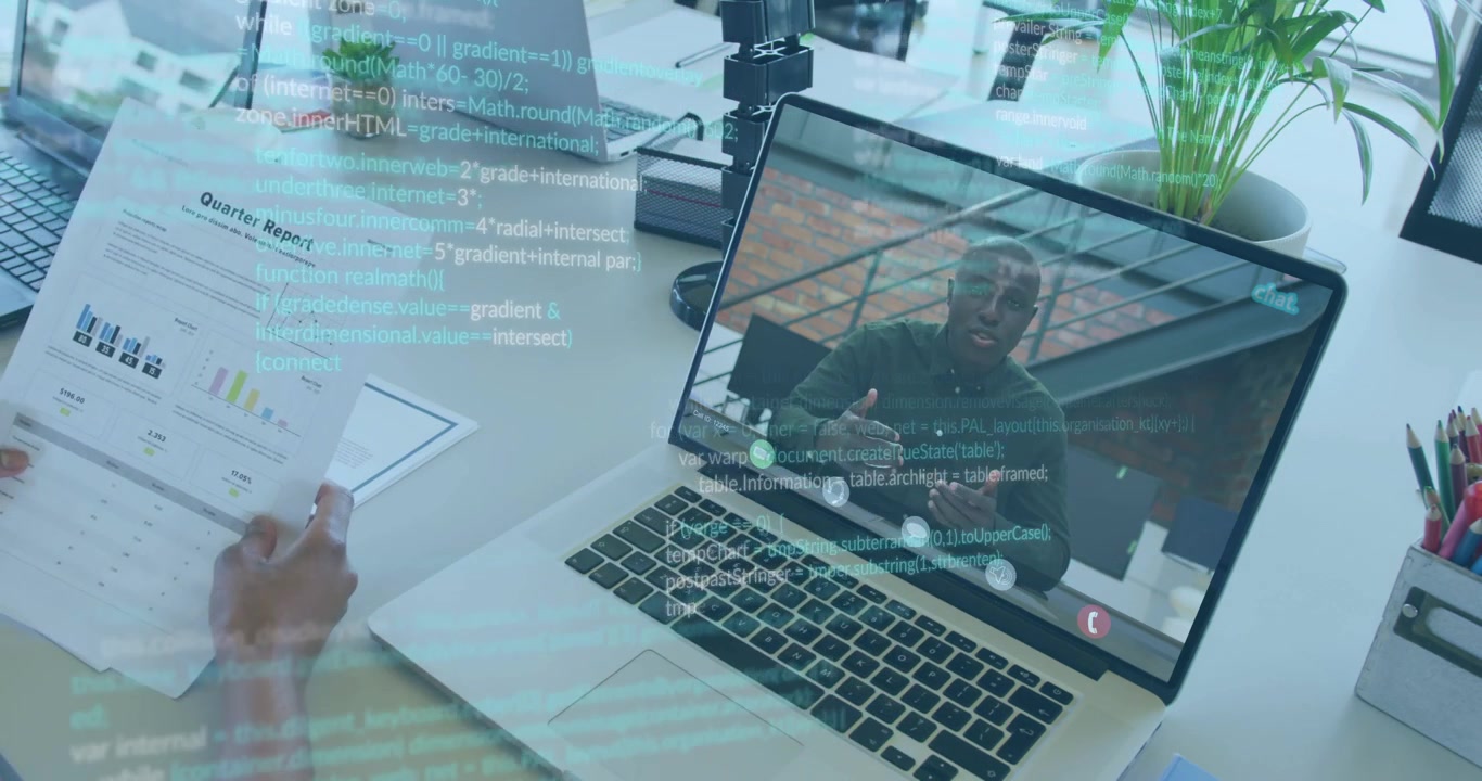 Donna che tocca il trackpad e mostra il Rapporto Trimestrale per la revisione, con dati aziendali in sovrapposizione che evidenziano i grafici.