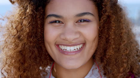 retrato de una mujer, rostro y sonrisa feliz en la playa