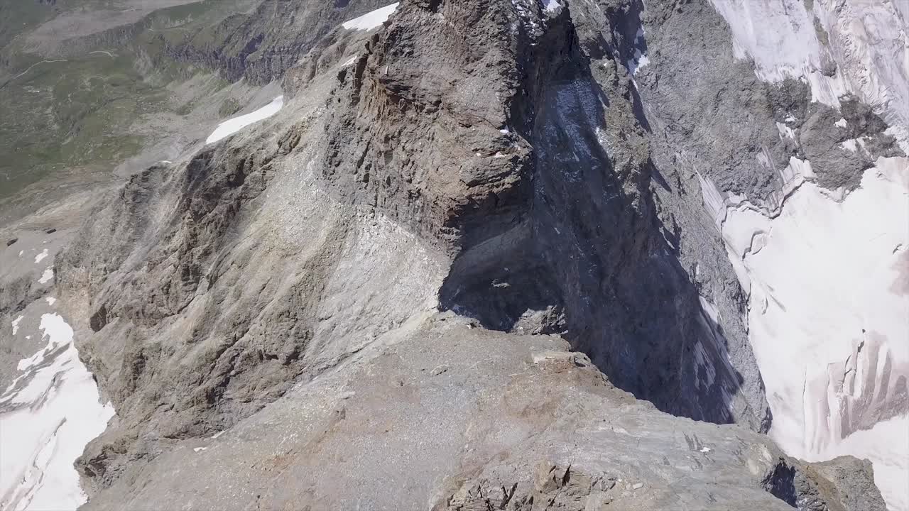 산 가장자리 높은 곳에서 가파른 비탈을 내려다보며
