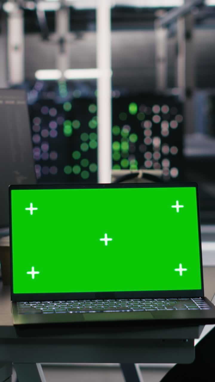 Video verticale: Laptop e PC desktop con chroma key usati per visualizzare i carichi di lavoro IA.