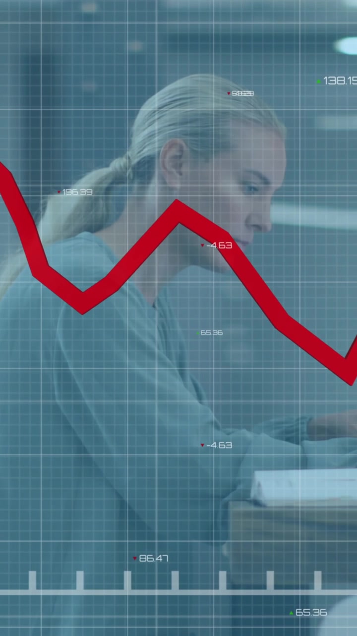 Animazione di elaborazione dati statistici su un uomo caucasico che usa smartphone e laptop in ufficio