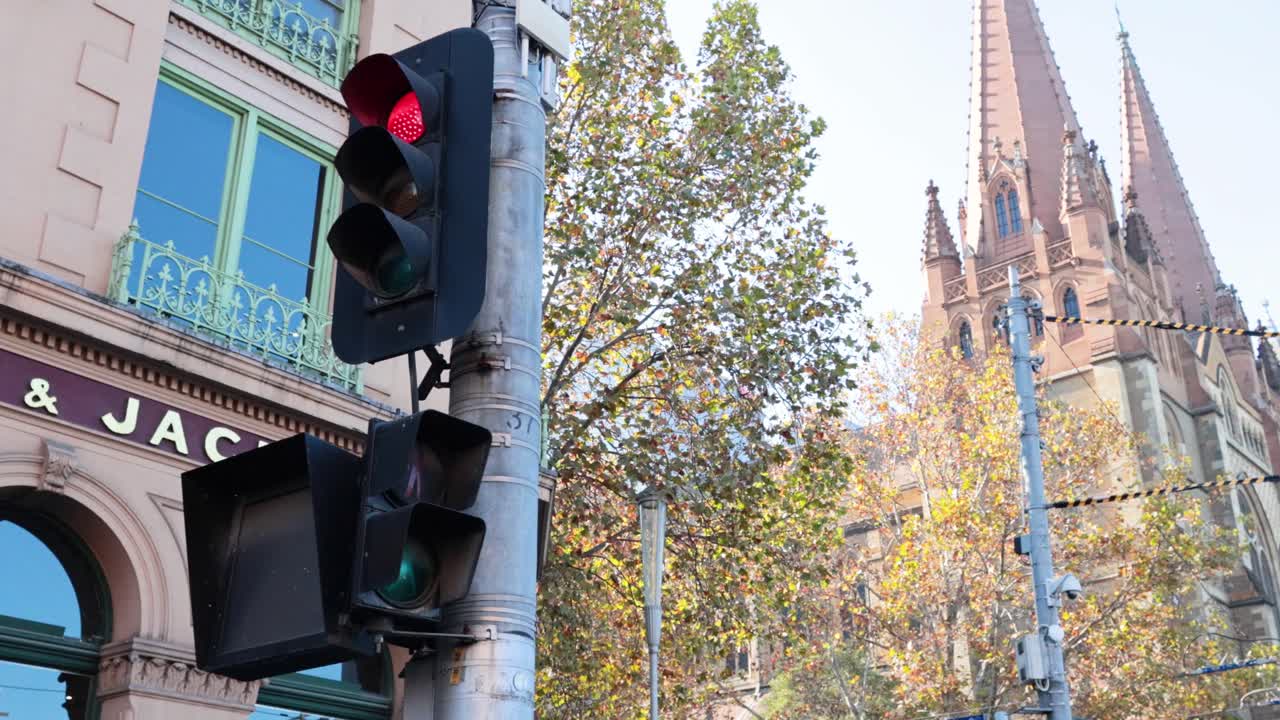 semáforo rojo cerca de un edificio histórico