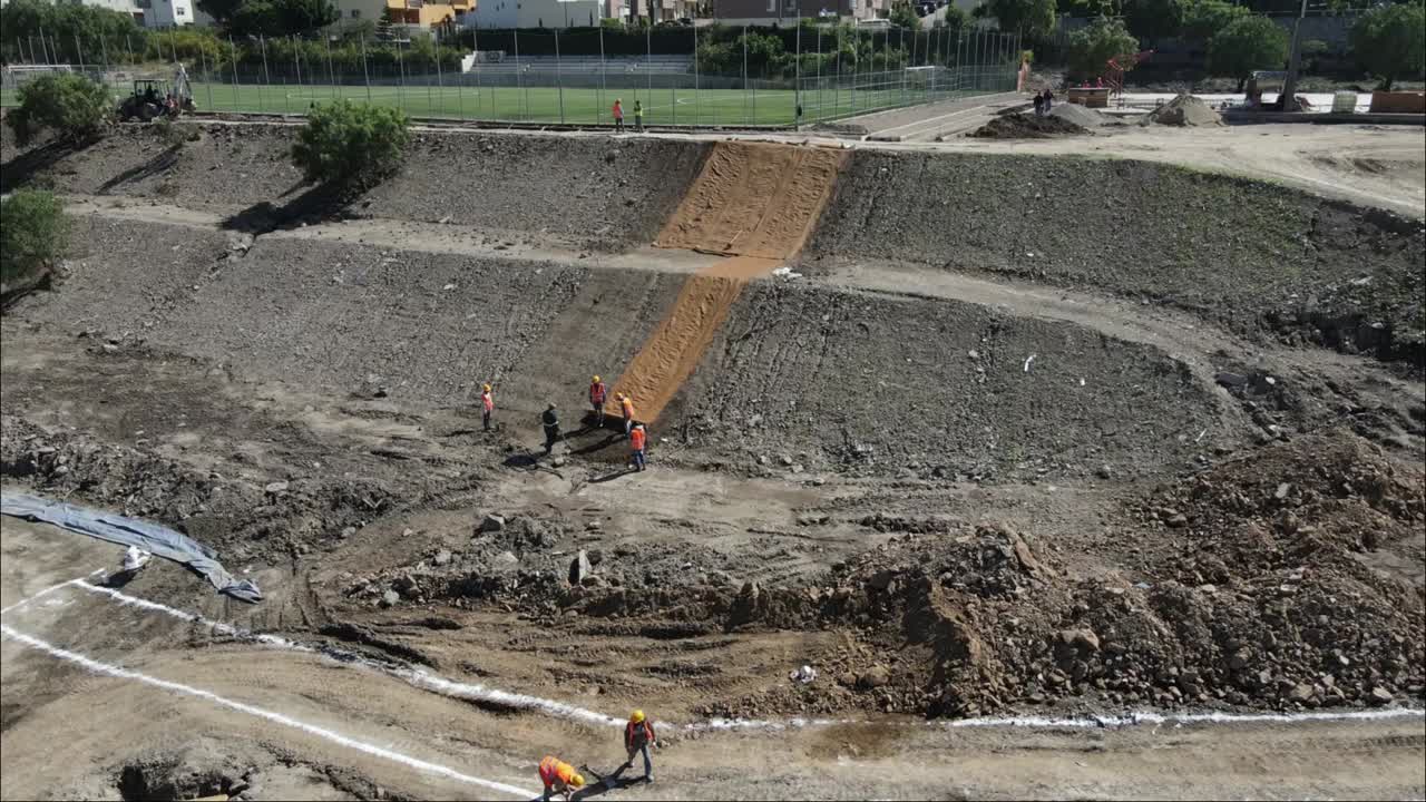trabajadores de la construcción trabajando en un parque de la ciudad en méxico