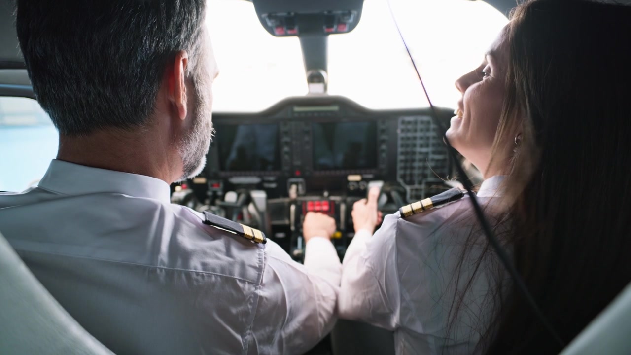 Dua Pilot Mengoperasikan Kontrol di Kokpit Pesawat