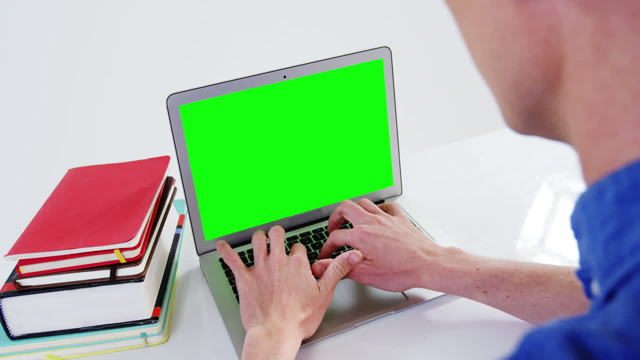 hombre trabajando en una computadora portátil