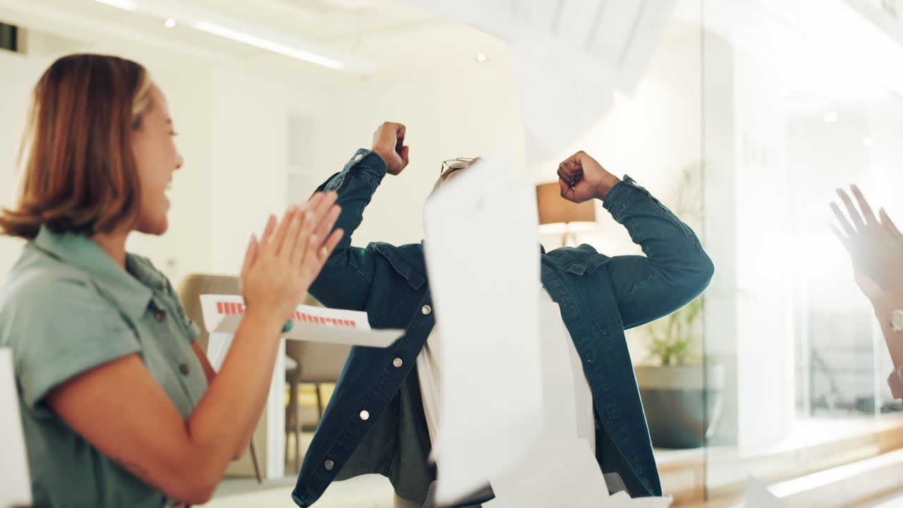 사업가, 성공 또는 종이를 던지는