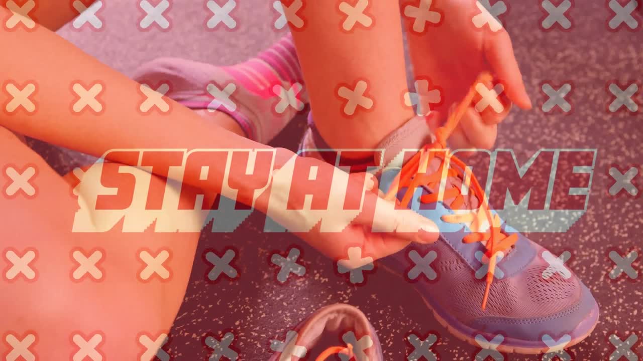 animación de texto quedarse en casa con cruces moviéndose sobre mujer atando zapatos