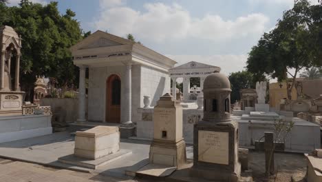 cementerio copto de el cairo con cielo azul