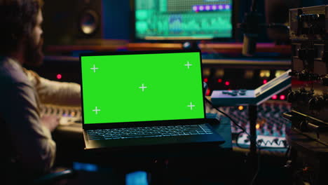 diseñador de sonido utiliza mezclador de audio y diseño de pantalla verde en un estudio profesional
