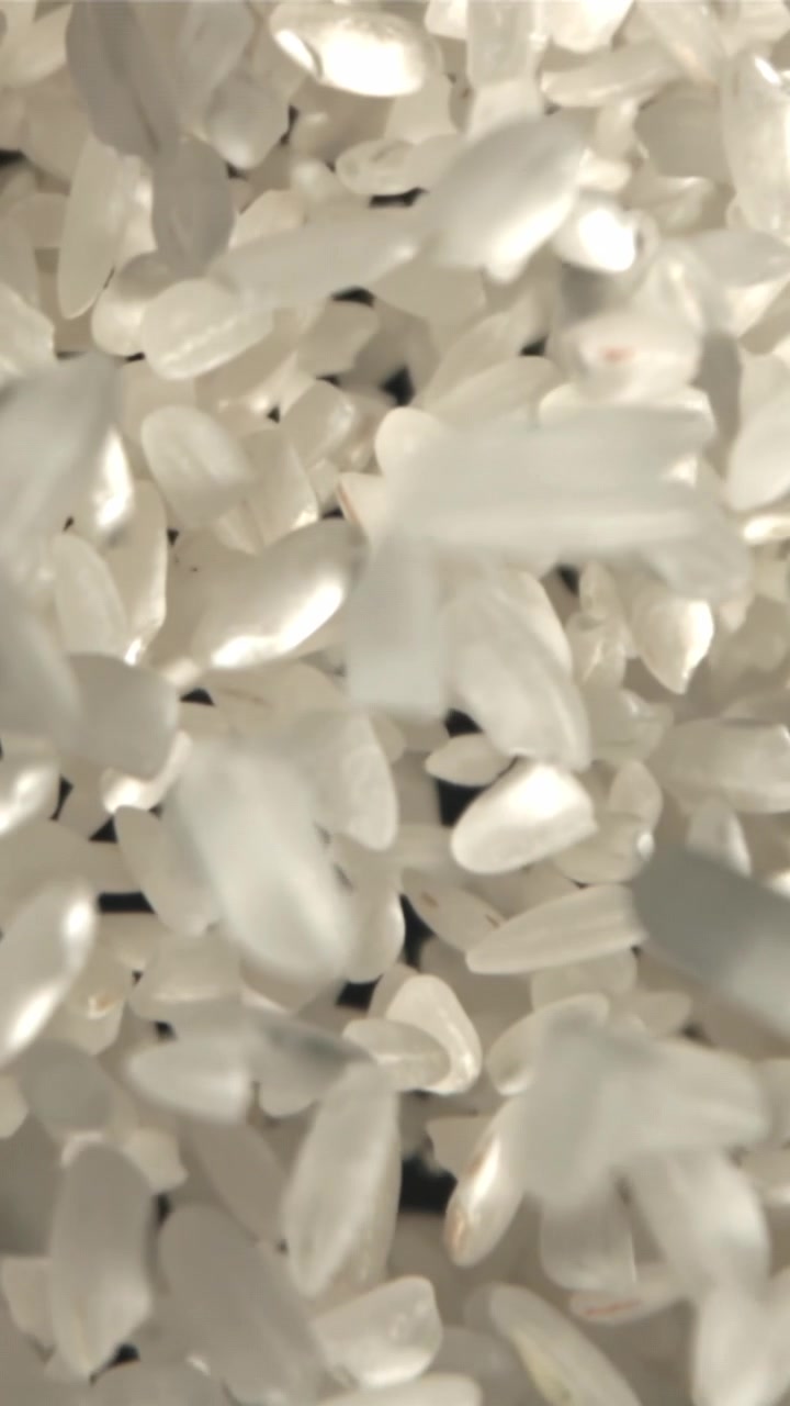 Macro di chicchi di riso bianco che cadono al rallentatore