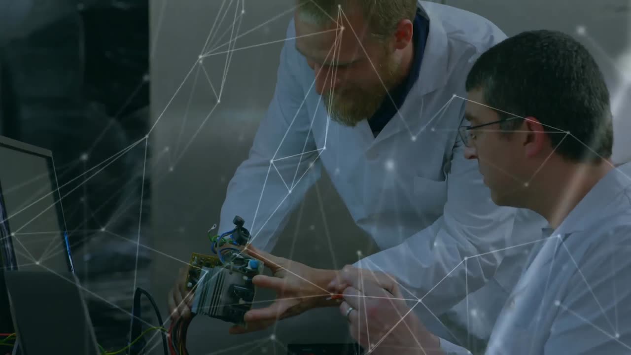 animación de la red de conexiones sobre hombres caucásicos reparando hardware de computadora