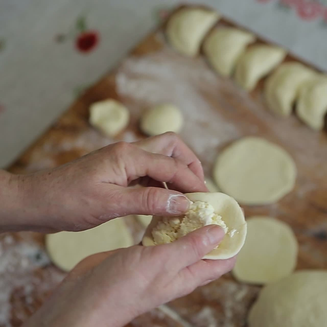 cocinero haciendo albóndigas