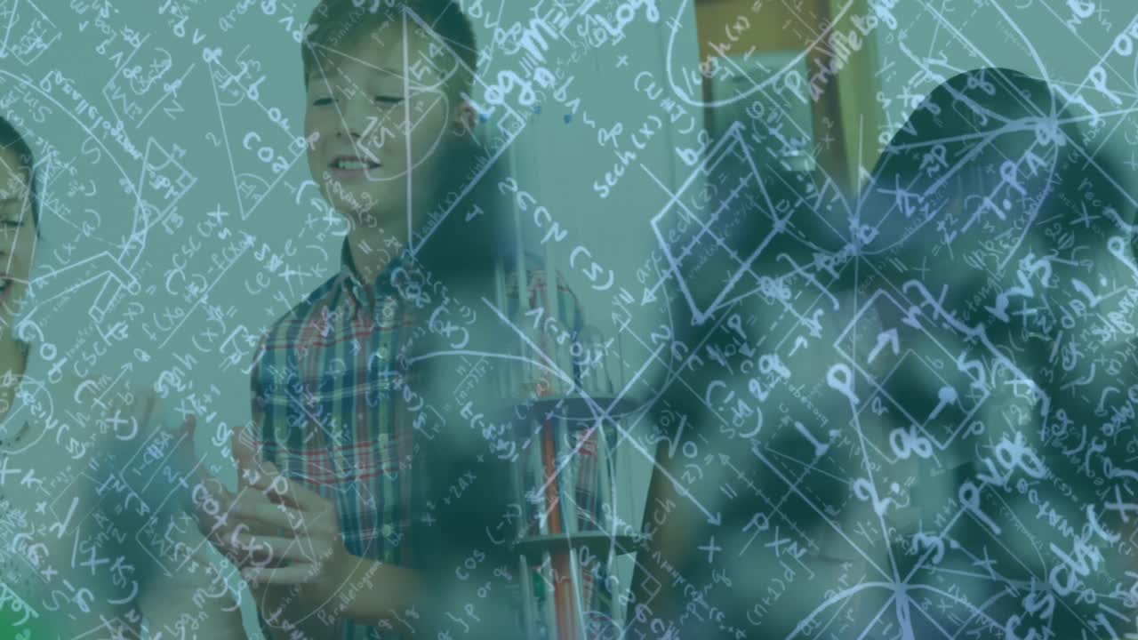 수학 방정식의 애니메이션은 교실에서 다양한 학교 학생들을 대상으로합니다.