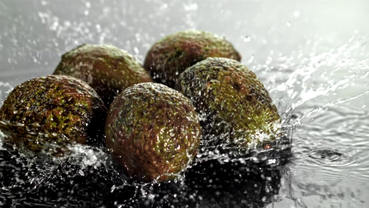 Avocadi che schizzano nell'acqua al rallentatore