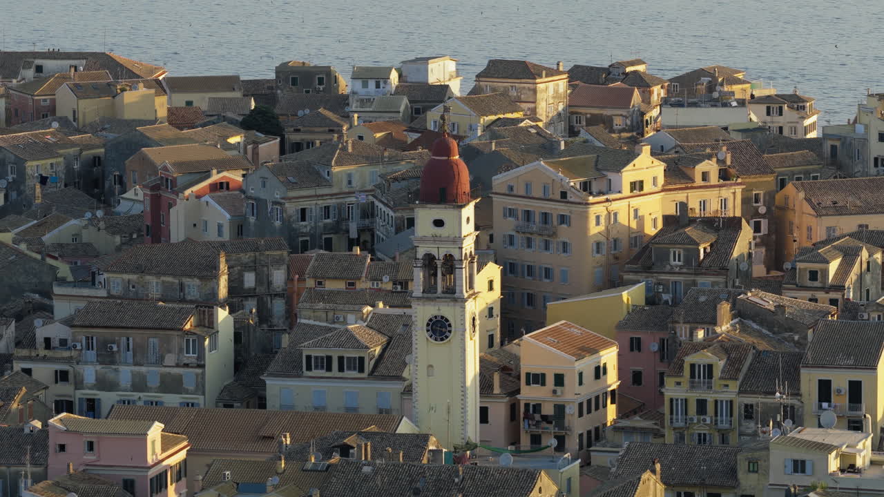 Campanile della Chiesa di San Spiridione nella Città Vecchia di Corfù all'alba, Grecia, Edifici Storici Mediterranei.