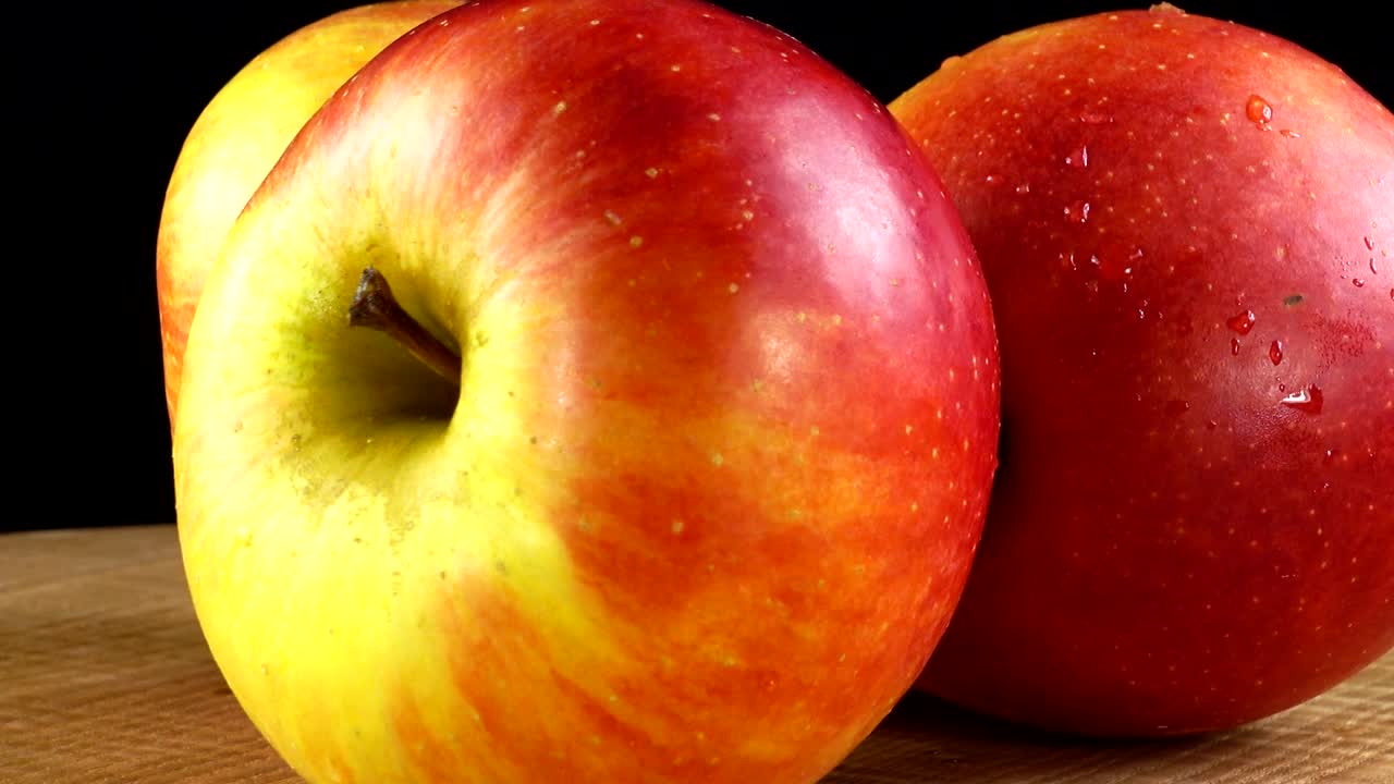 Æbler på sort baggrund. Skærebræt i bevægelse.