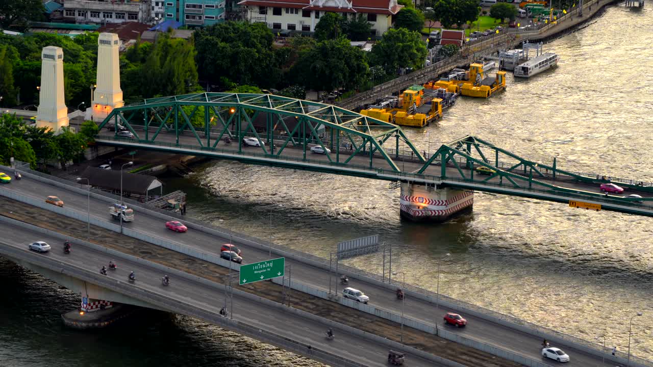 phra phuttha yodfa 다리, chao phraya 강에서 교통 개념의 기념 다리, 태국의 해가 지는 방에서 4k 도시 풍경 vdo