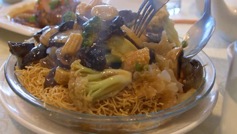 primer plano de fideos chinos fritos con champiñones