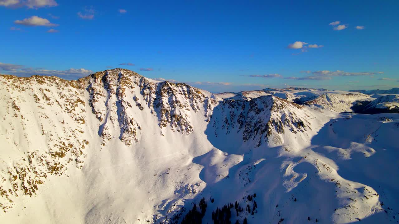 눈 인 산 들 의 공중 사진