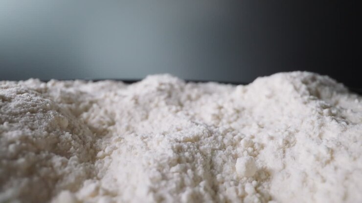La farina bianca agitata si ossigena in cucina