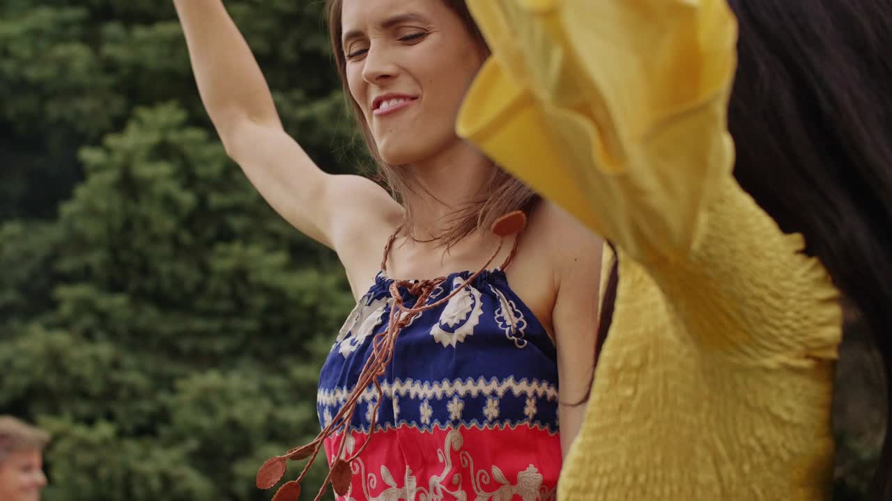 여름 축제 에서 춤추는 친구 들