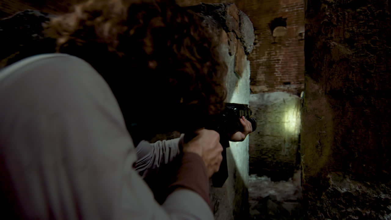 실내에서 좀비를 는 남자