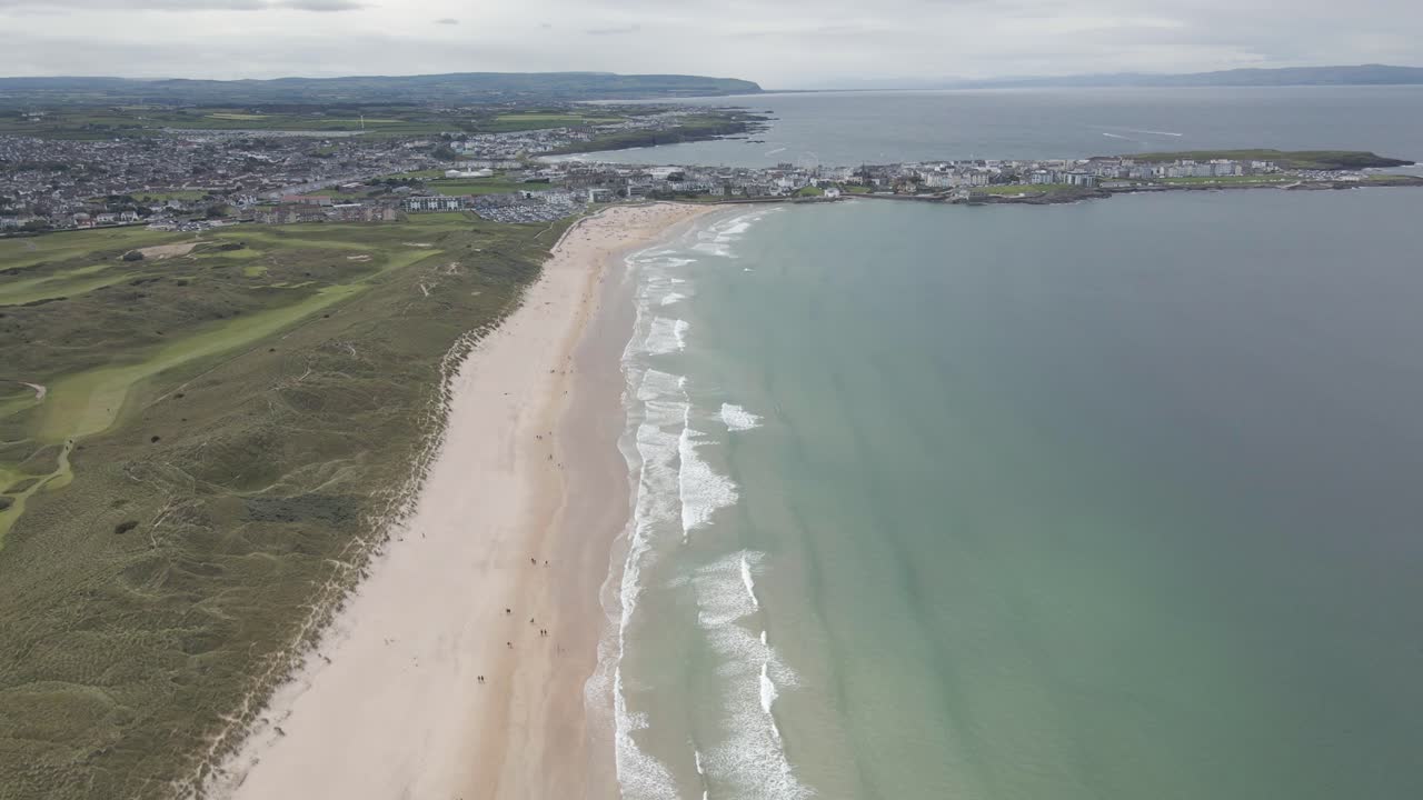 Portrush'taki yerel İrlanda Whiterocks temiz plajının havadan görünümü