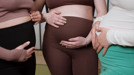 mujeres embarazadas juntas