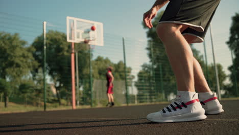 Zwei-Basketballspieler-Trainieren-Auf-Einem-Basketballplatz-Im-Freien