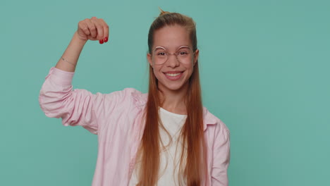 niña señalando hacia abajo, gestando suscribirse, ok y gustar, mostrando lugar para información comercial