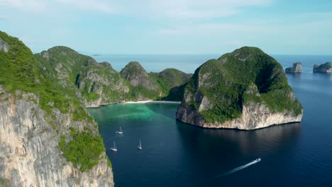 la playa de arena de la bahía de maya, la isla de ko phi phi le - provincia de krabi, tailandia