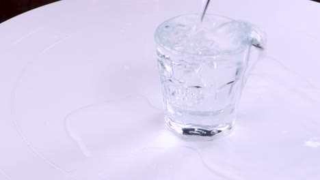 Verter-Agua-En-Un-Vaso-Transparente-Y-Desbordarlo