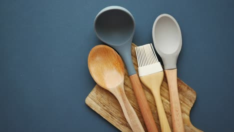 utensilios de cocina de madera y silicona en una tabla de cortar