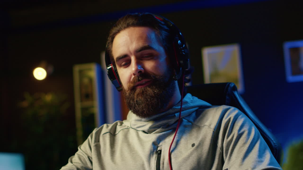 hombre filmándose a sí mismo desafiando a otros jugadores en torneos de videojuegos en línea