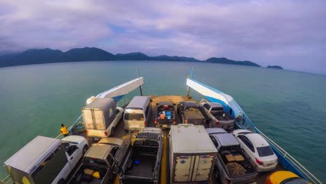 coches cargados en un ferry y dirigidos a la isla koh chang trat provincia de tailandia