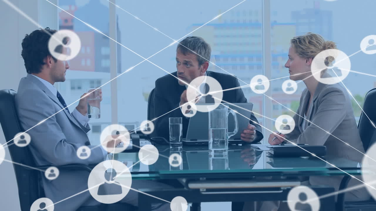 анимация сети профильных икон против различных бизнесменов, обсуждающих вместе в офисе