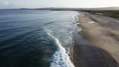 Excelente-Toma-Aérea-Del-Océano-Tocando-Las-Costas-De-Papohaku,-Hawaii