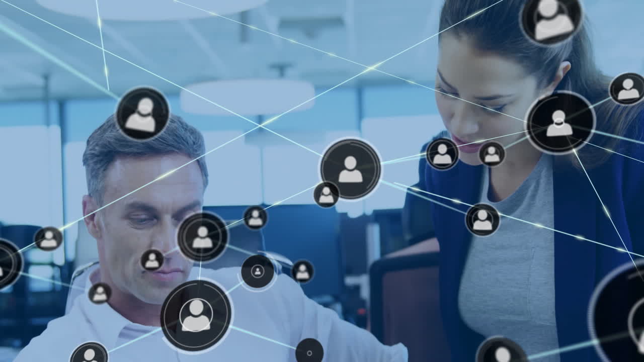 animación de la red de conexiones con las personas iconos sobre diversas personas de negocios en la oficina