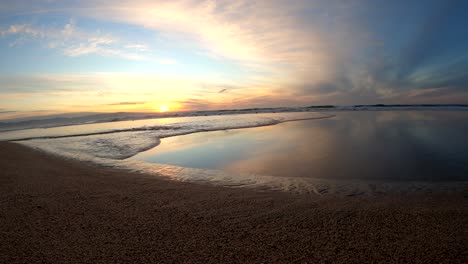 Schöner-Himmel,-Der-Auf-Nassem-Sand-Reflektiert