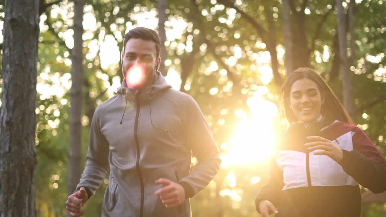 pareja trotando en el parque