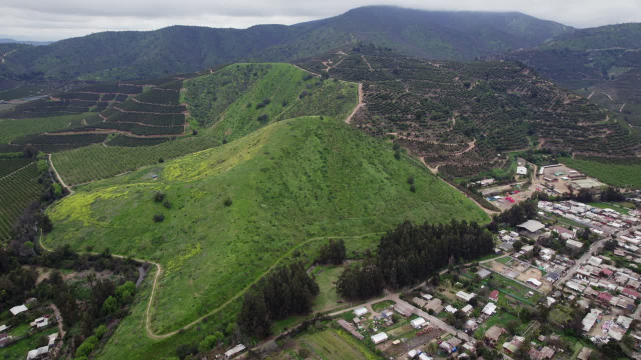 vista aérea de drones de bodegas y viñedos cerca de la ciudad de pomaire en la provincia de melipilla, región metropolitana de santiago, chile