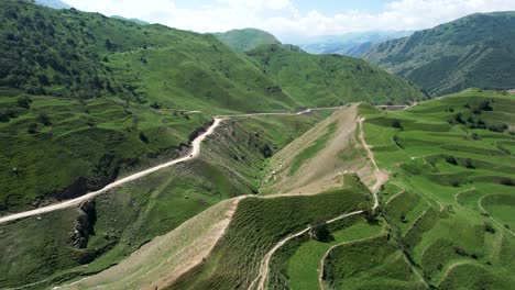 camino de montaña a través de un valle exuberante