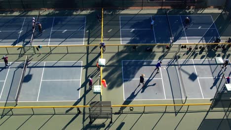 Toma-Aérea-De-Gente-Jugando-En-Cuatro-Canchas-De-Pickleball