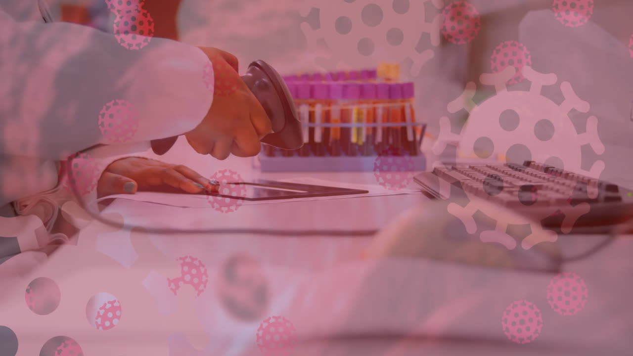 células de covid-19 contra una mujer científica que trabaja en un laboratorio