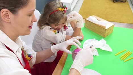 madre e hija haciendo velas juntas